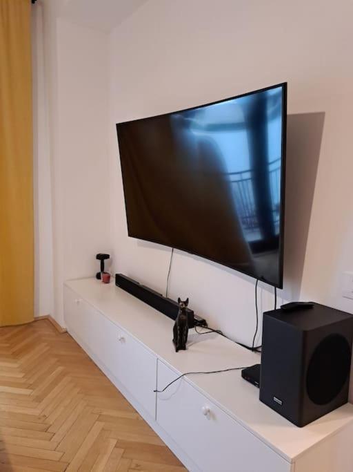 Classy Apartment With Parking In The City Center Букурещ Екстериор снимка